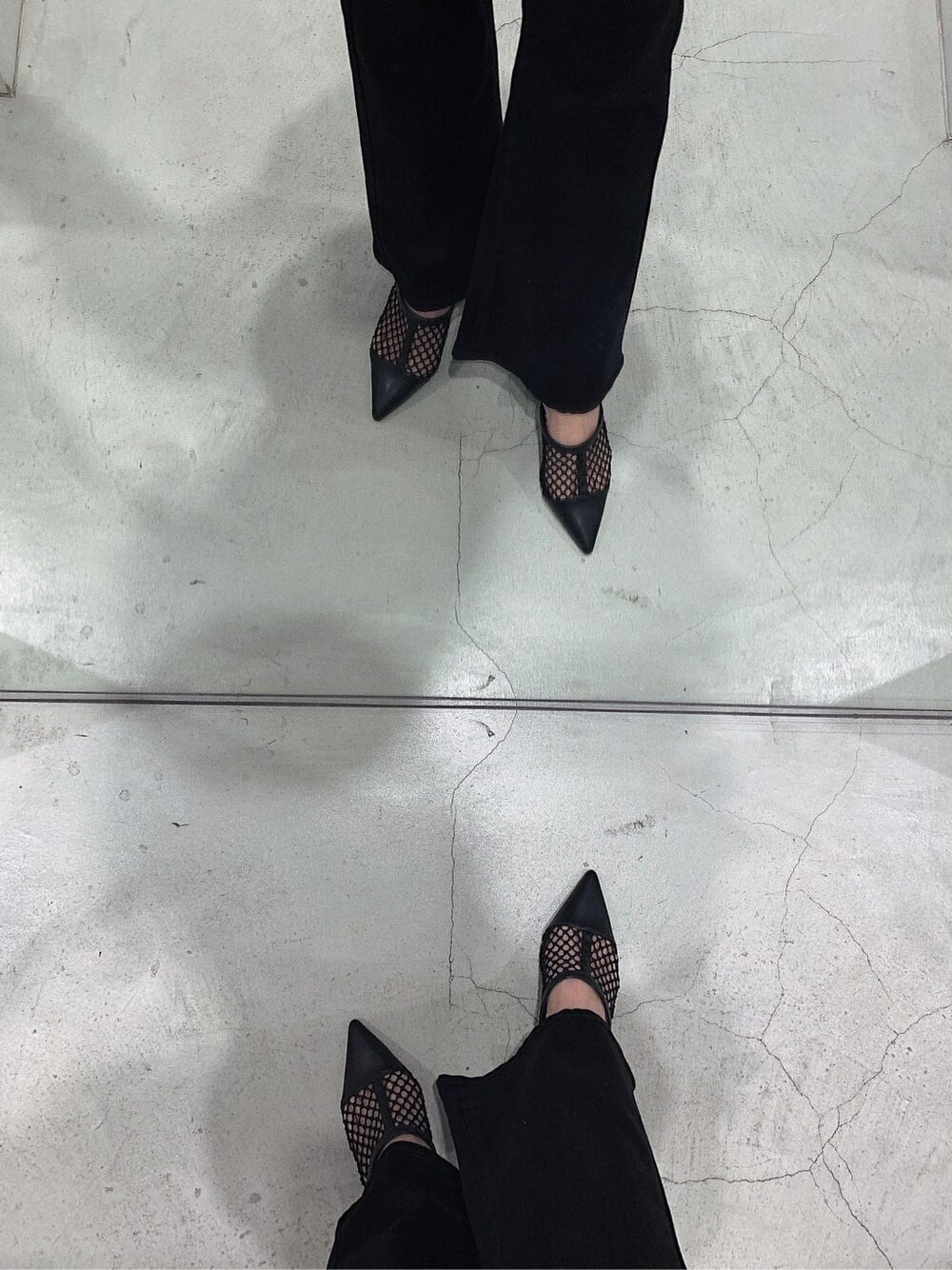 ブラック系のパンプス、ブラック系のデニムパンツ、パープル系のニット/セーターを着用したレディースの春コーディネートの7枚目の写真