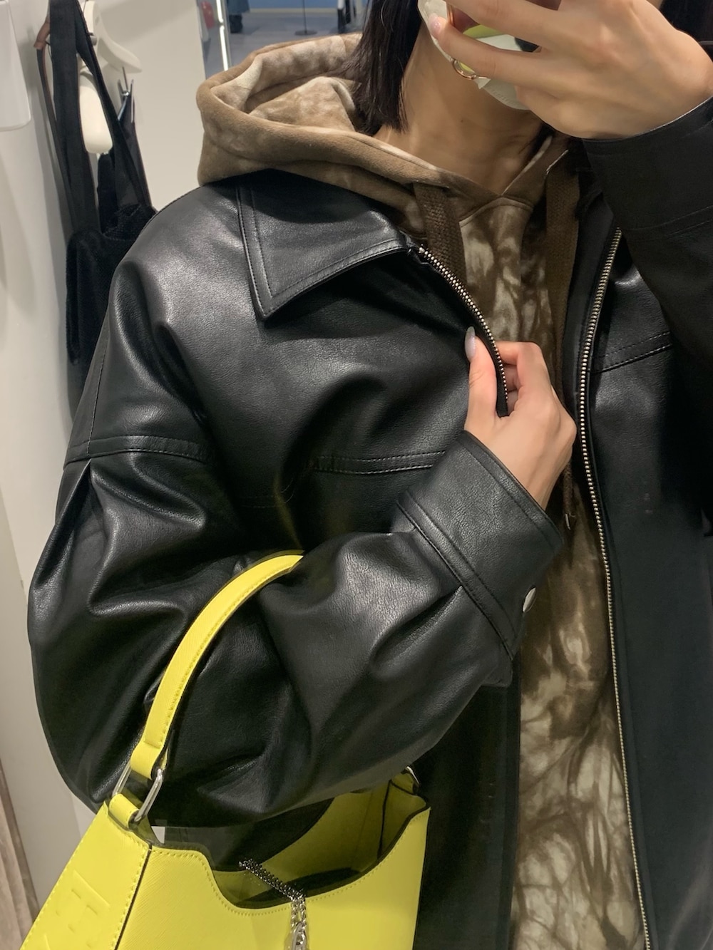 ブラック系のブーツ、ブラック系のハンドバッグ、ブラック系のブルゾンを着用したレディースの秋コーディネートの6枚目の写真