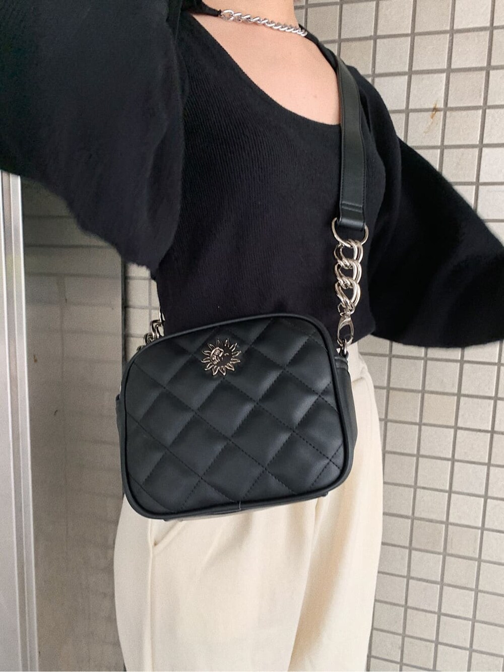 ホワイト系のスウェットパンツ、ブラック系のショルダーバッグを着用したレディースの秋コーディネートの3枚目の写真