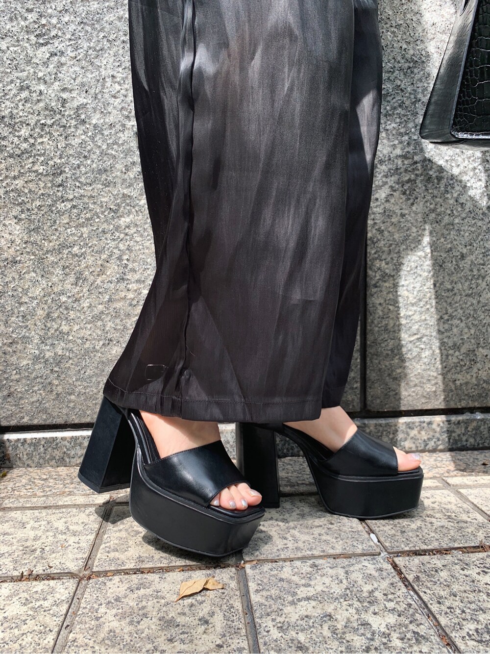 ブラック系のその他パンツ、ブラック系のテーラードジャケット、ブラック系のサンダルを着用したレディースの春コーディネートの9枚目の写真