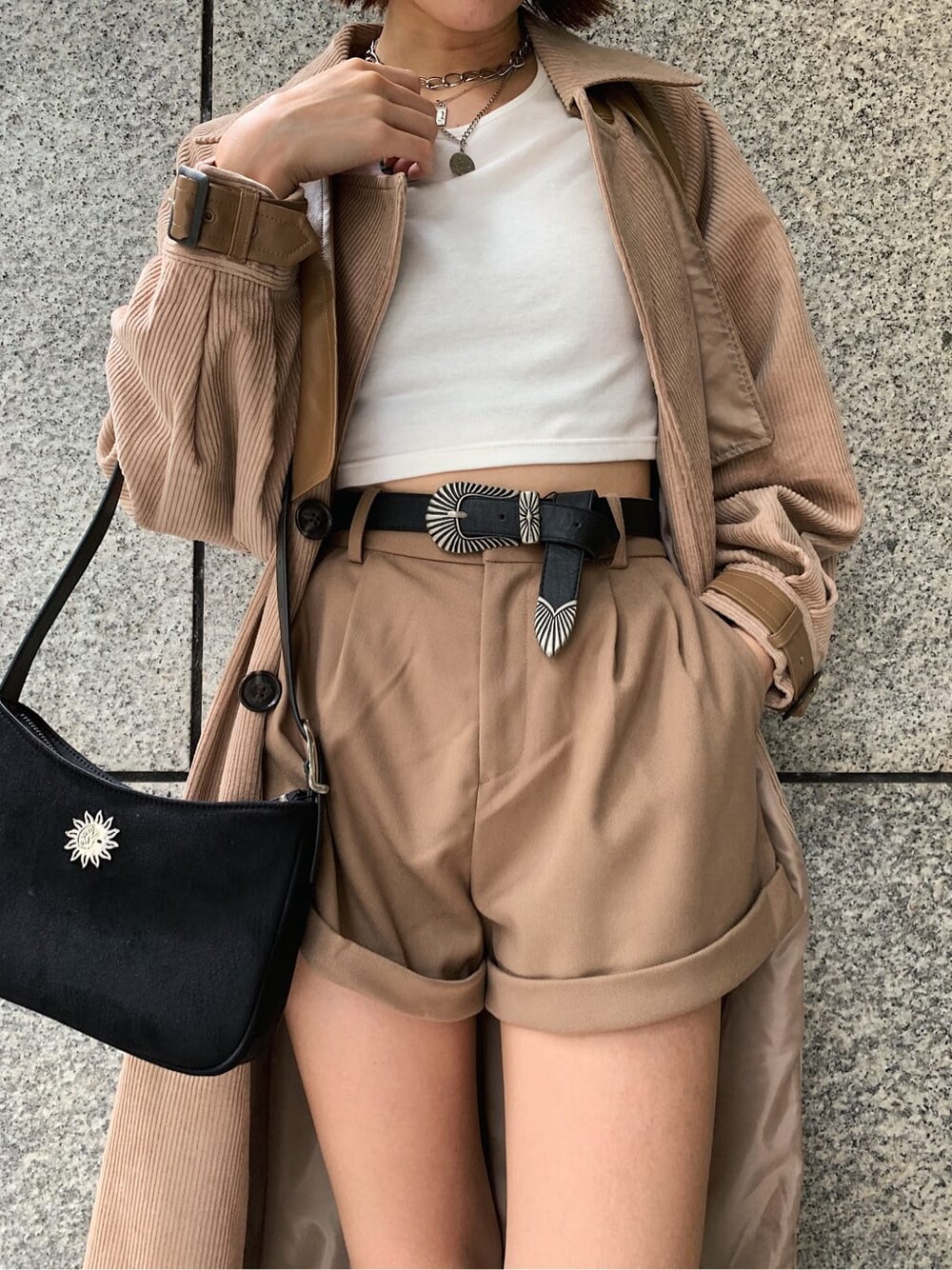 ブラック系のショルダーバッグ、ブラウン系のその他パンツ、ベージュ系のトレンチコートを着用したレディースの秋コーディネートの6枚目の写真