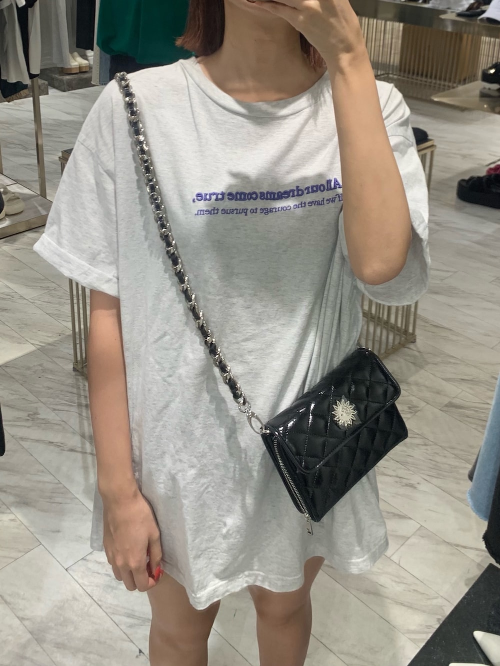 グレー系のTシャツ/カットソー、ブラック系のショルダーバッグ、ブラック系のブーツを着用したレディースの夏コーディネートの3枚目の写真