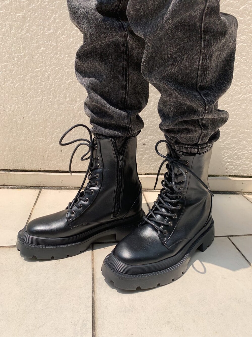 ブラック系のブーツ、ブラック系のデニムパンツ、ホワイト系のシャツ/ブラウスを着用したレディースの夏コーディネートの9枚目の写真