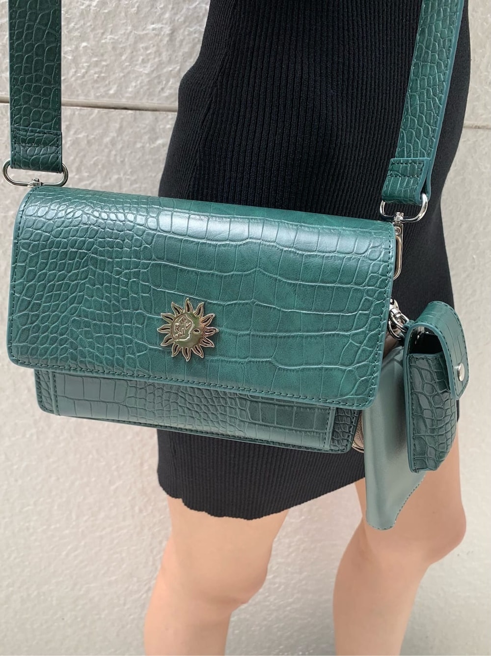 ブラック系のワンピース、ブラック系のブーツ、グリーン系のショルダーバッグを着用したレディースの夏コーディネートの7枚目の写真