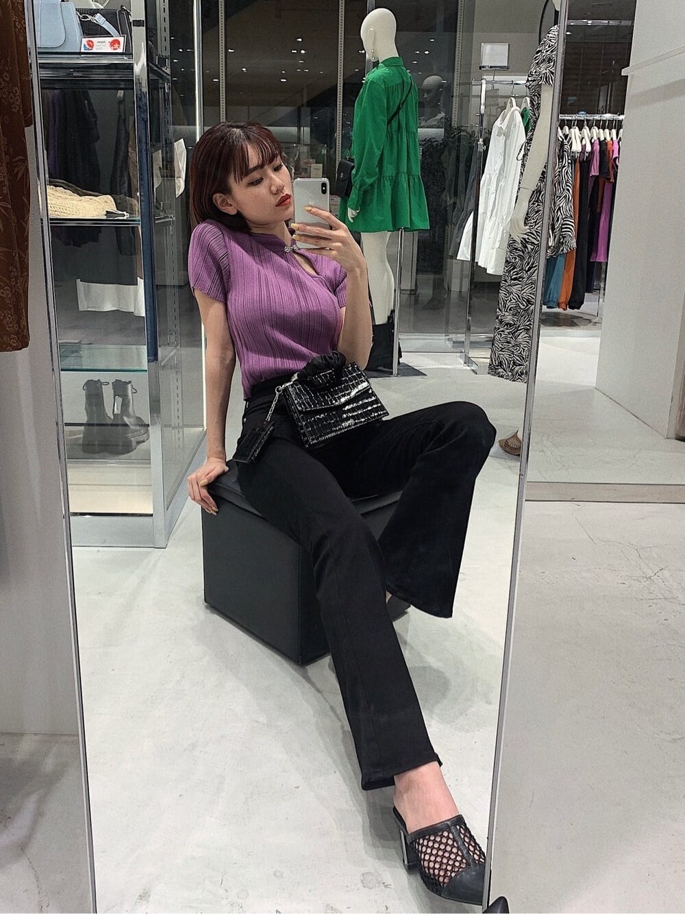 ブラック系のパンプス、ブラック系のデニムパンツ、パープル系のニット/セーターを着用したレディースの春コーディネートの8枚目の写真