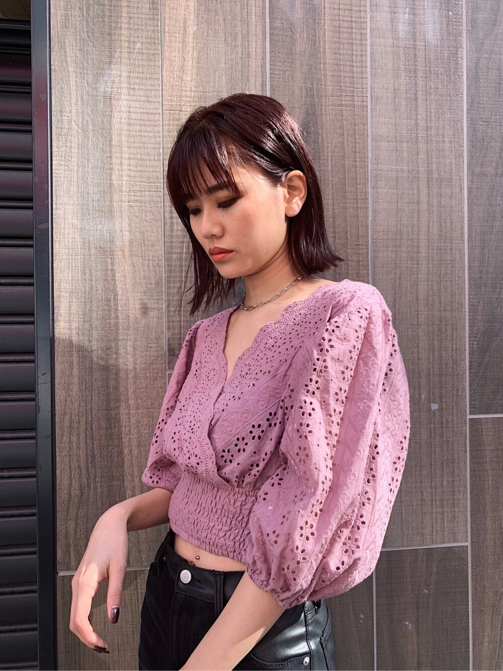 ピンク系のシャツ/ブラウス、ブラック系のデニムパンツ、ブラック系のキャミソールを着用したレディースの春コーディネートの3枚目の写真