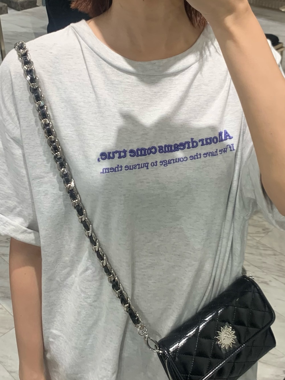 グレー系のTシャツ/カットソー、ブラック系のショルダーバッグ、ブラック系のブーツを着用したレディースの夏コーディネートの4枚目の写真