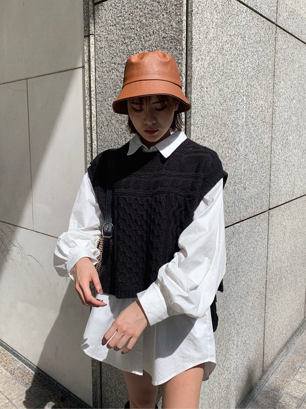 その他のショルダーバッグ、ホワイト系のシャツ/ブラウス、ブラック系のニット/セーターを着用したレディースの秋コーディネートの3枚目の写真