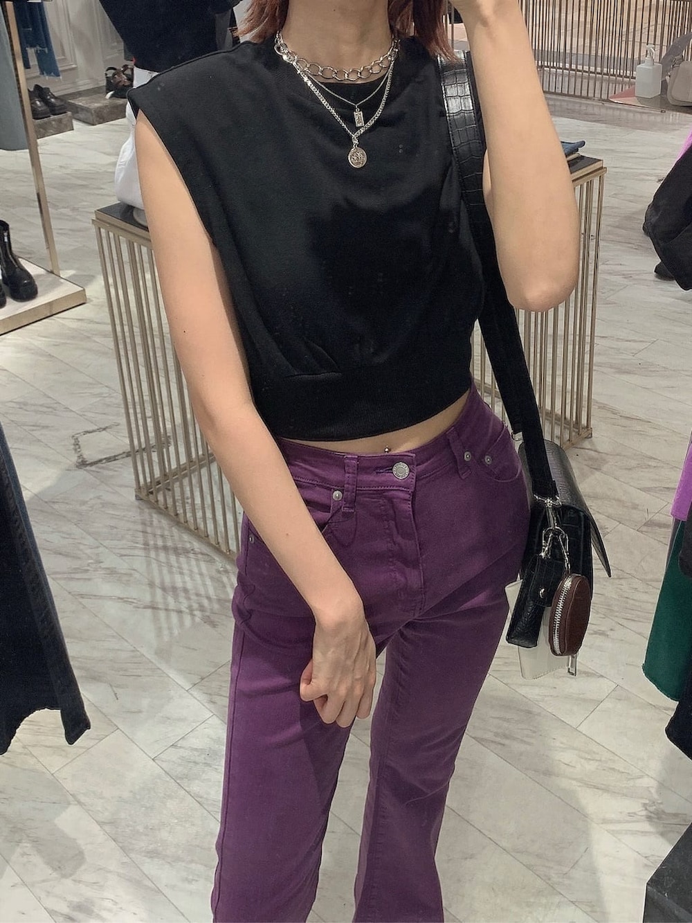 ブラック系のサンダル、パープル系のデニムパンツ、ブラック系のTシャツ/カットソーを着用したレディースの夏コーディネートの3枚目の写真