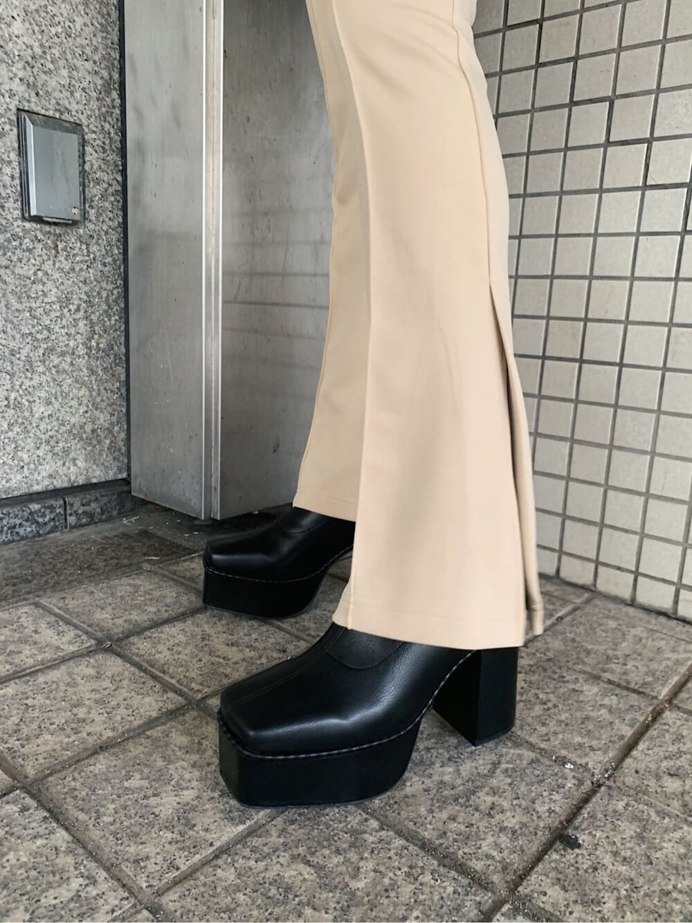 ブラック系のブーツ、ホワイト系のその他パンツ、ブラック系のショルダーバッグを着用したレディースの秋コーディネートの6枚目の写真