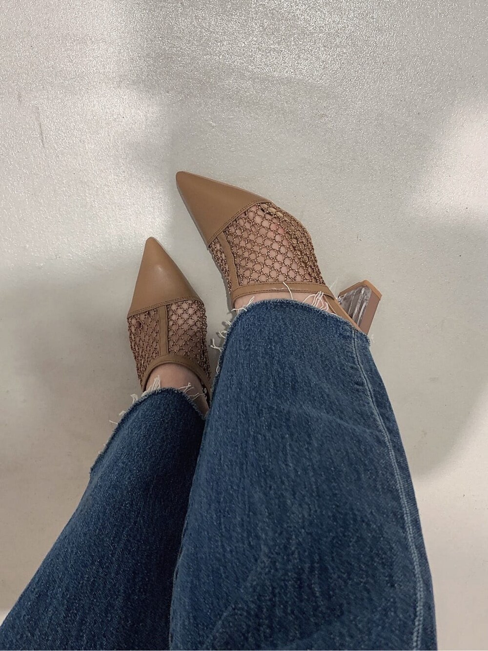 ブラウン系のパンプス、ブルー系のデニムパンツ、ベージュ系のTシャツ/カットソーを着用したレディースの春コーディネートの9枚目の写真