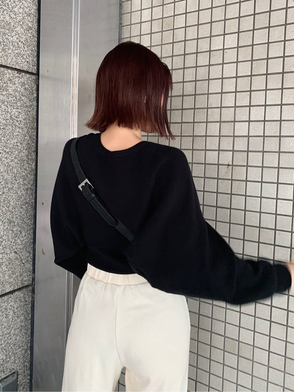 ホワイト系のスウェットパンツ、ブラック系のショルダーバッグを着用したレディースの秋コーディネートの4枚目の写真