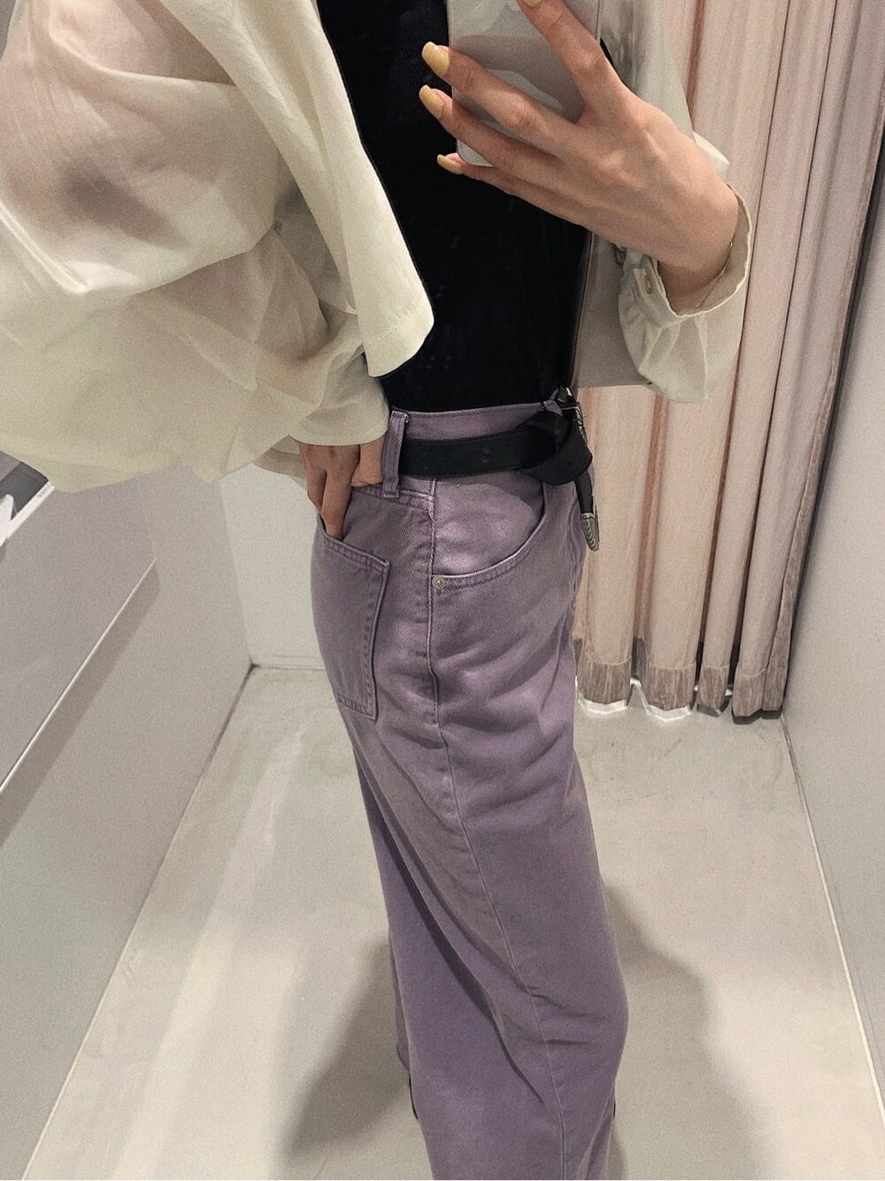 ブラック系のブーツ、ブラック系のキャミソール、パープル系のデニムパンツを着用したレディースの春コーディネートの6枚目の写真