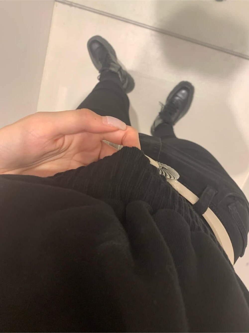 ブラック系のブーツ、ブラック系のタンクトップ、ブラック系のデニムパンツを着用したレディースの夏コーディネートの5枚目の写真