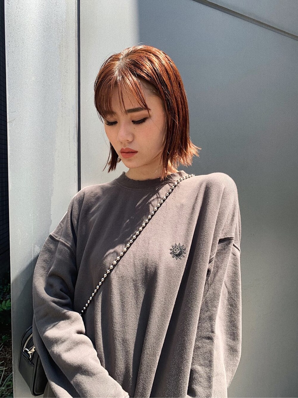 ブラック系のその他パンツ、ブラック系のスウェット、その他のブーツを着用したレディースの秋コーディネートの2枚目の写真