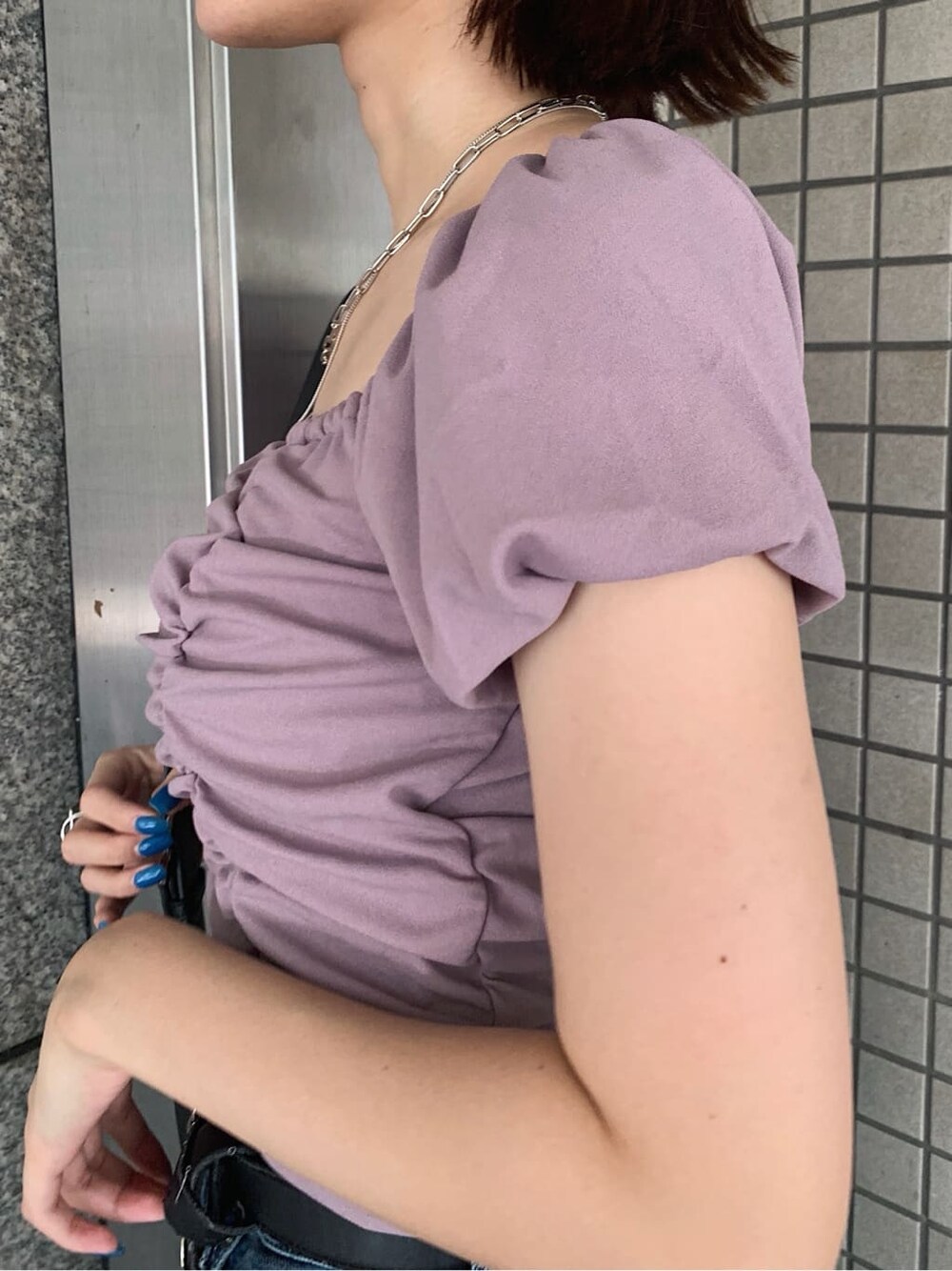 ブルー系のデニムパンツ、ブラック系のサンダル、ブラック系のベルトを着用したレディースの夏コーディネートの5枚目の写真