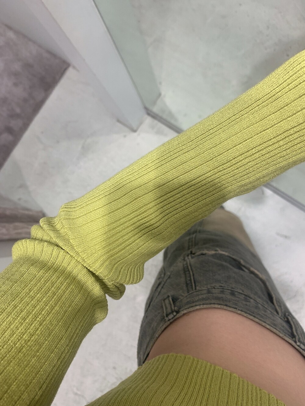 ブラック系のブーツ、グリーン系のニット/セーター、その他のサングラスを着用したレディースの春コーディネートの4枚目の写真