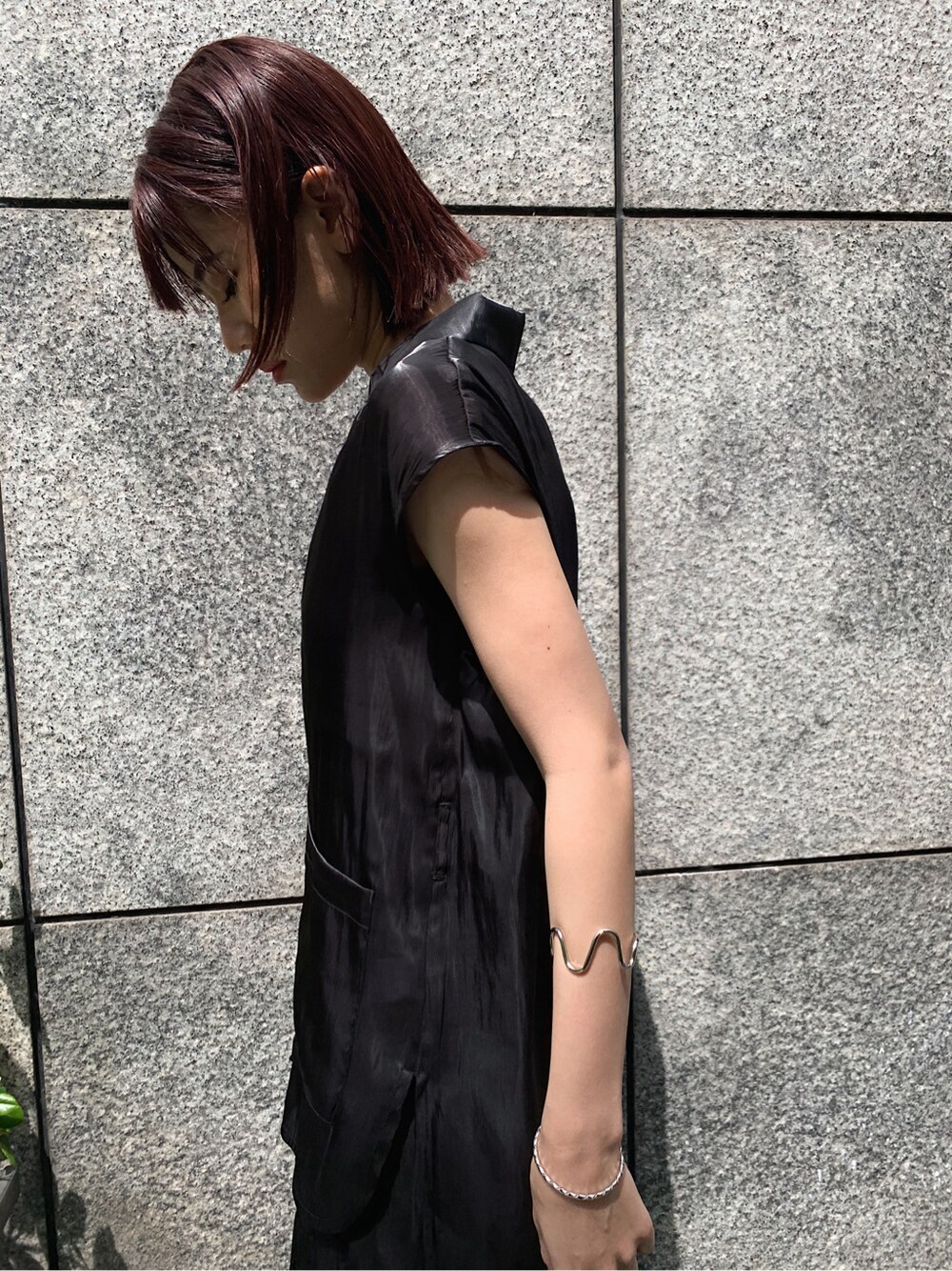 ブラック系のその他パンツ、ブラック系のテーラードジャケット、ブラック系のサンダルを着用したレディースの春コーディネートの4枚目の写真