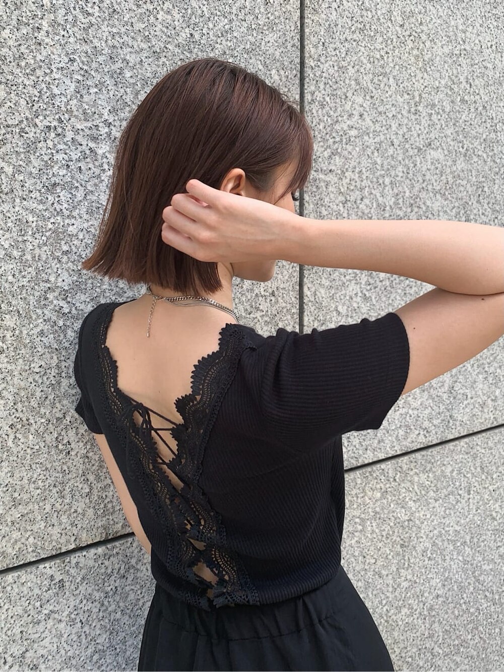 ブラック系のスカート、ブラック系のTシャツ/カットソー、ブラック系のサンダルを着用したレディースの夏コーディネートの4枚目の写真