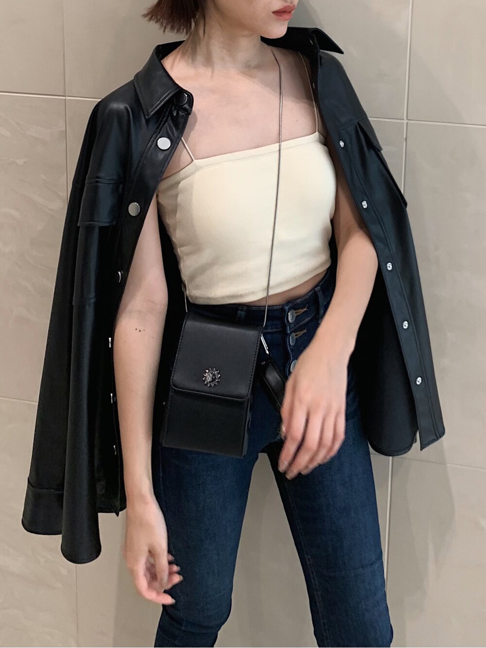 ブルー系のデニムパンツを着用したレディースの春コーディネートの4枚目の写真