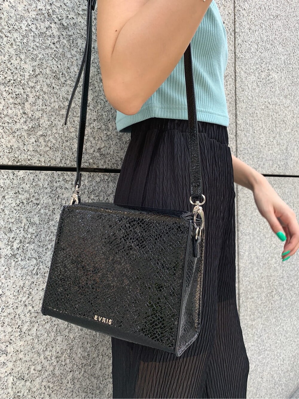 ブラック系のサンダル、ブラック系のその他パンツ、ブルー系のTシャツ/カットソーを着用したレディースの夏コーディネートの6枚目の写真