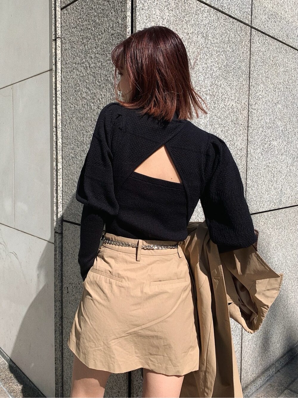 ベージュ系のスカート、ブラック系のブーツ、ブラック系のニット/セーターを着用したレディースの冬コーディネートの6枚目の写真