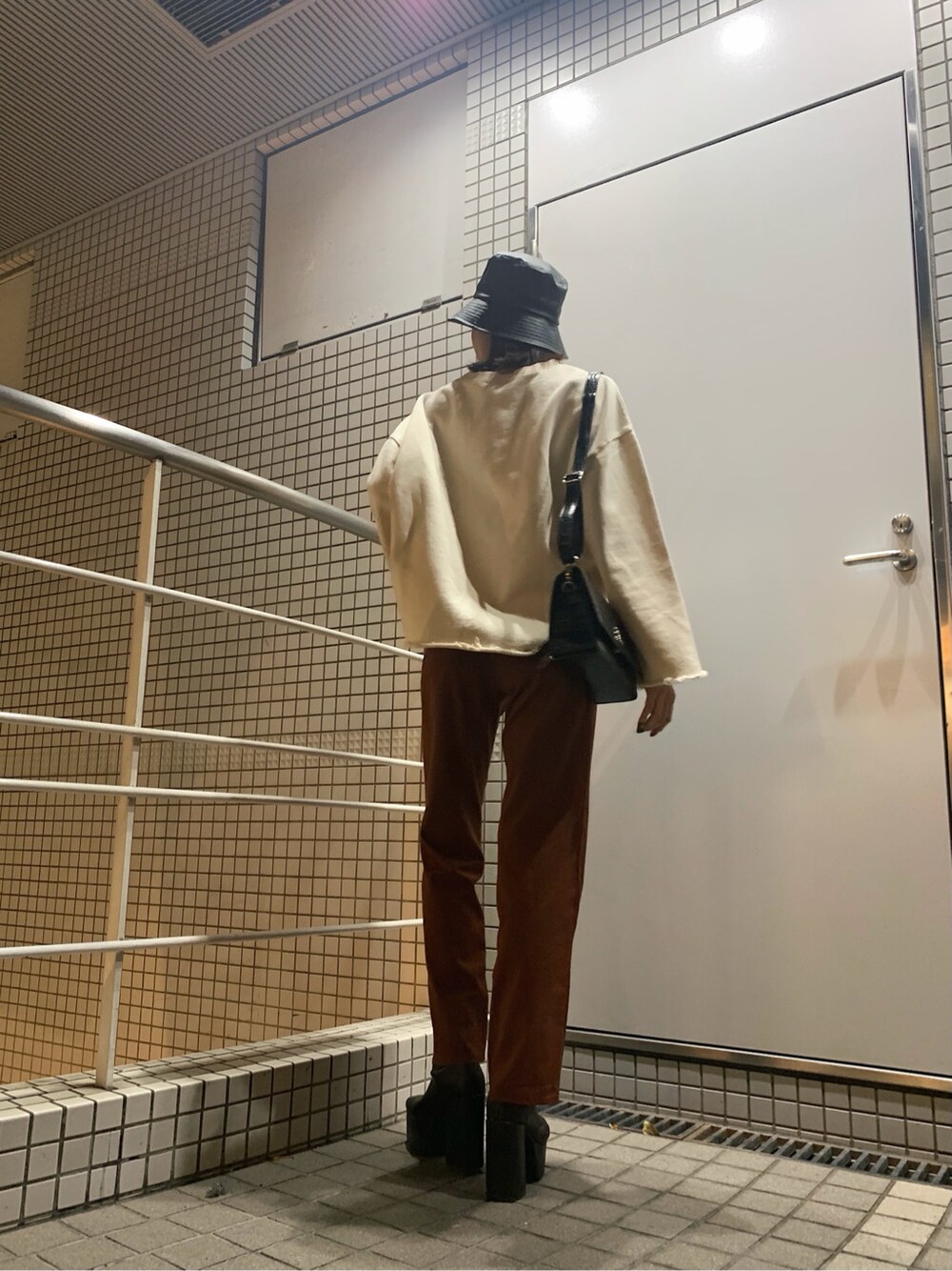 ホワイト系のスウェット、ブラック系のハット、ブラック系のベルトを着用したレディースの春コーディネートの4枚目の写真