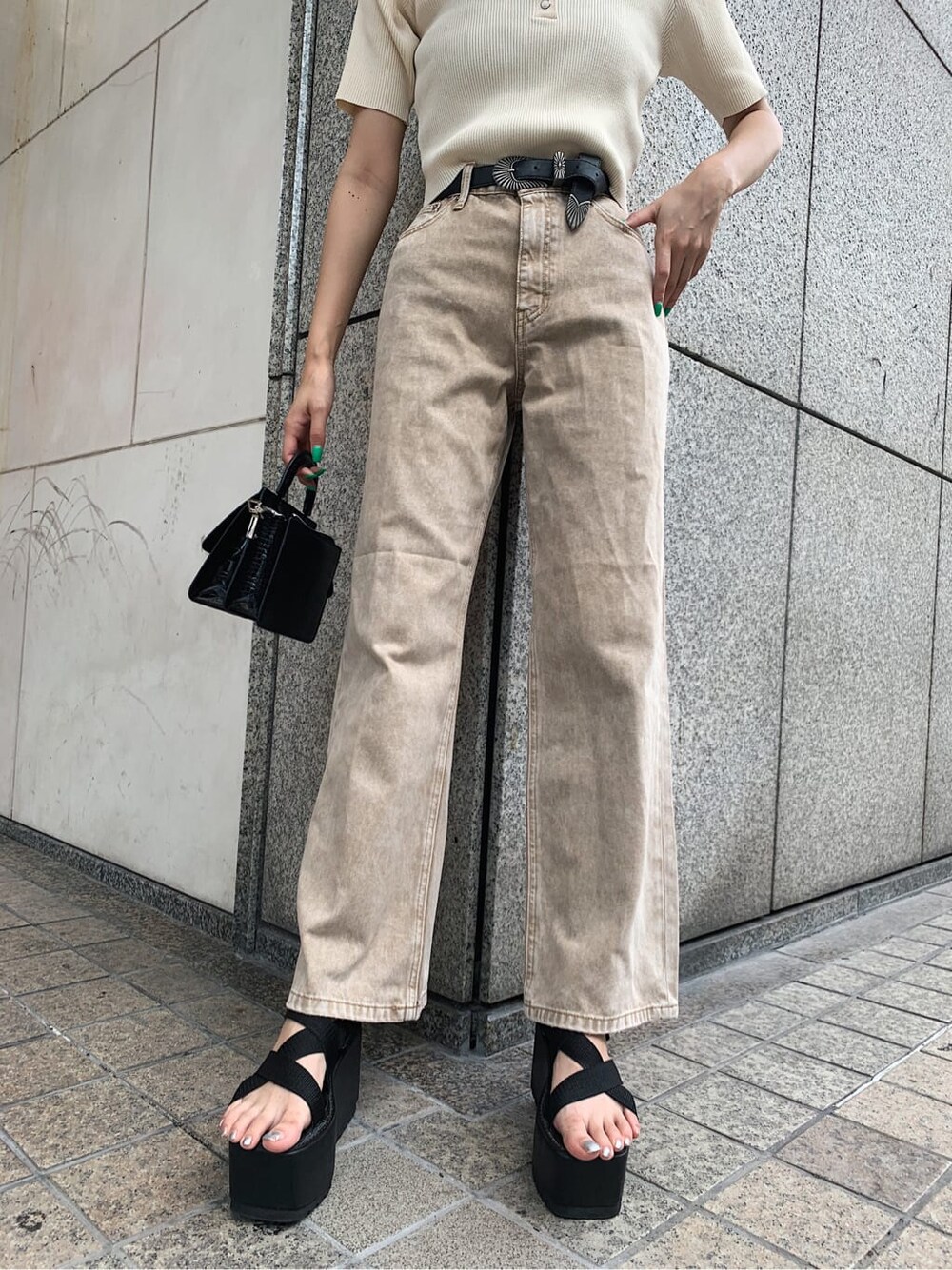 ブラック系のサンダル、ベージュ系のデニムパンツ、ホワイト系のニット/セーターを着用したレディースの夏コーディネートの6枚目の写真