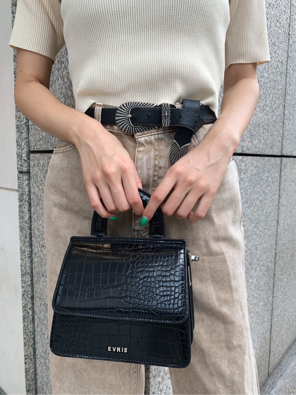 ブラック系のサンダル、ベージュ系のデニムパンツ、ホワイト系のニット/セーターを着用したレディースの夏コーディネートの8枚目の写真