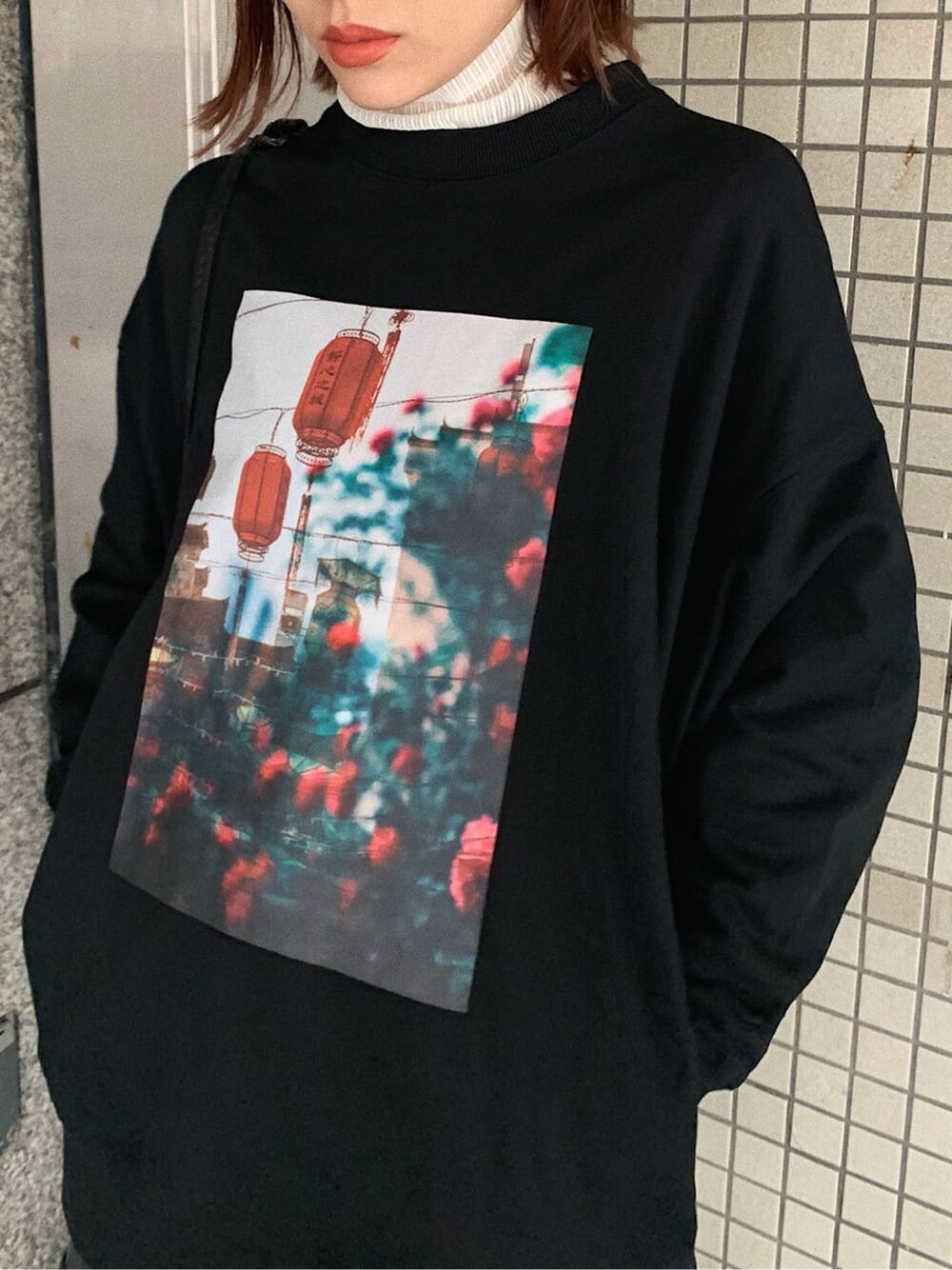 ブラック系のブーツ、ブラック系のデニムスカート、ブラック系のスウェットを着用したレディースの冬コーディネートの4枚目の写真