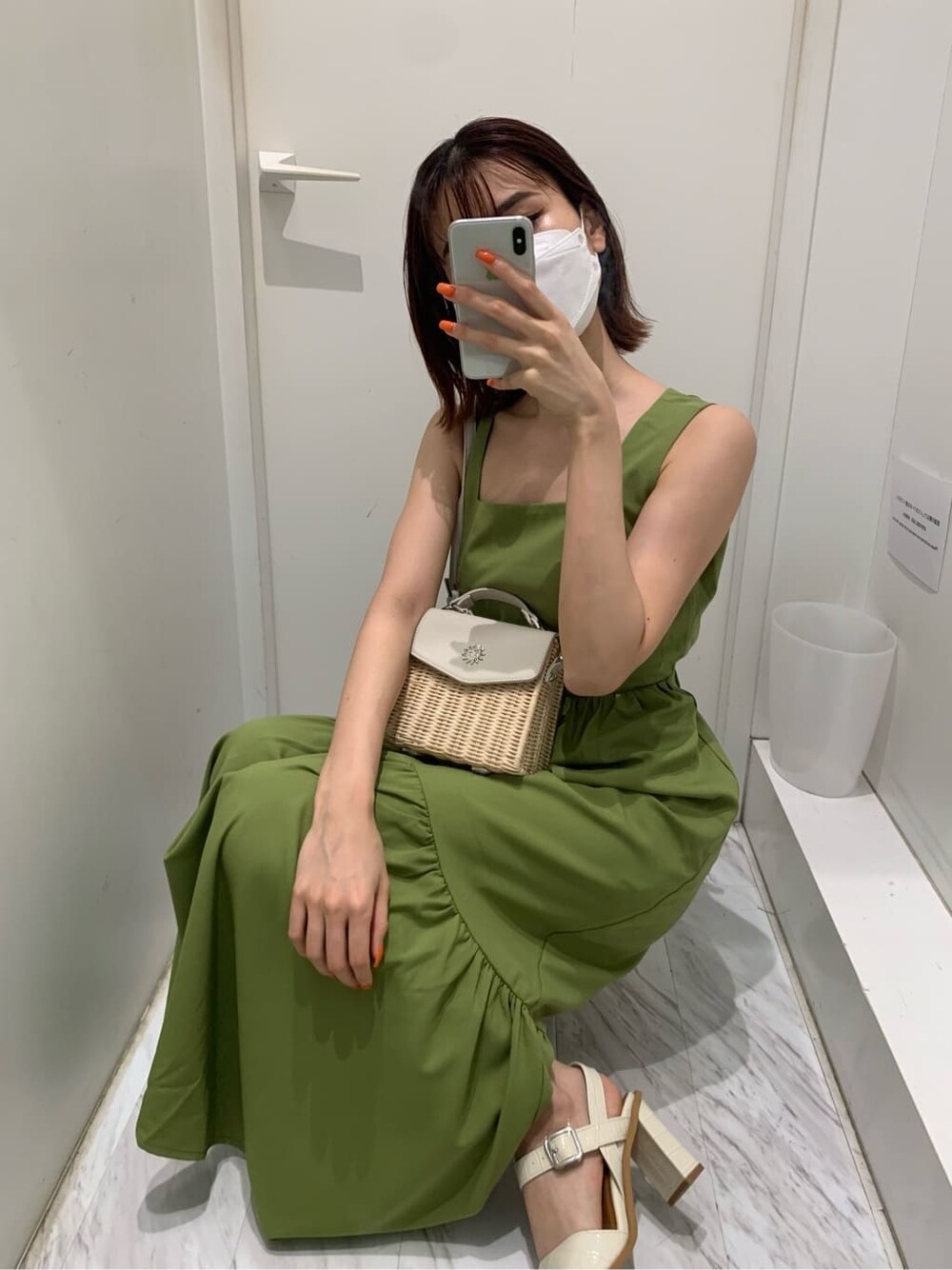 ホワイト系のサンダル、グリーン系のワンピース、ホワイト系のショルダーバッグを着用したレディースの夏コーディネートの10枚目の写真