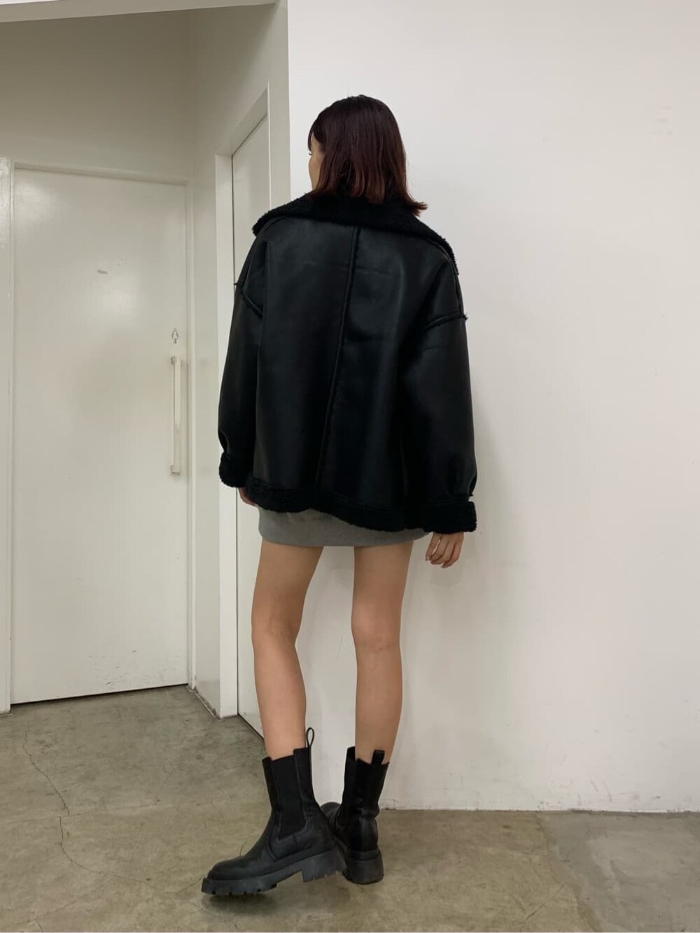 ブラック系のブーツ、グレー系のスウェット、ブラック系のブルゾンを着用したレディースの秋コーディネートの8枚目の写真