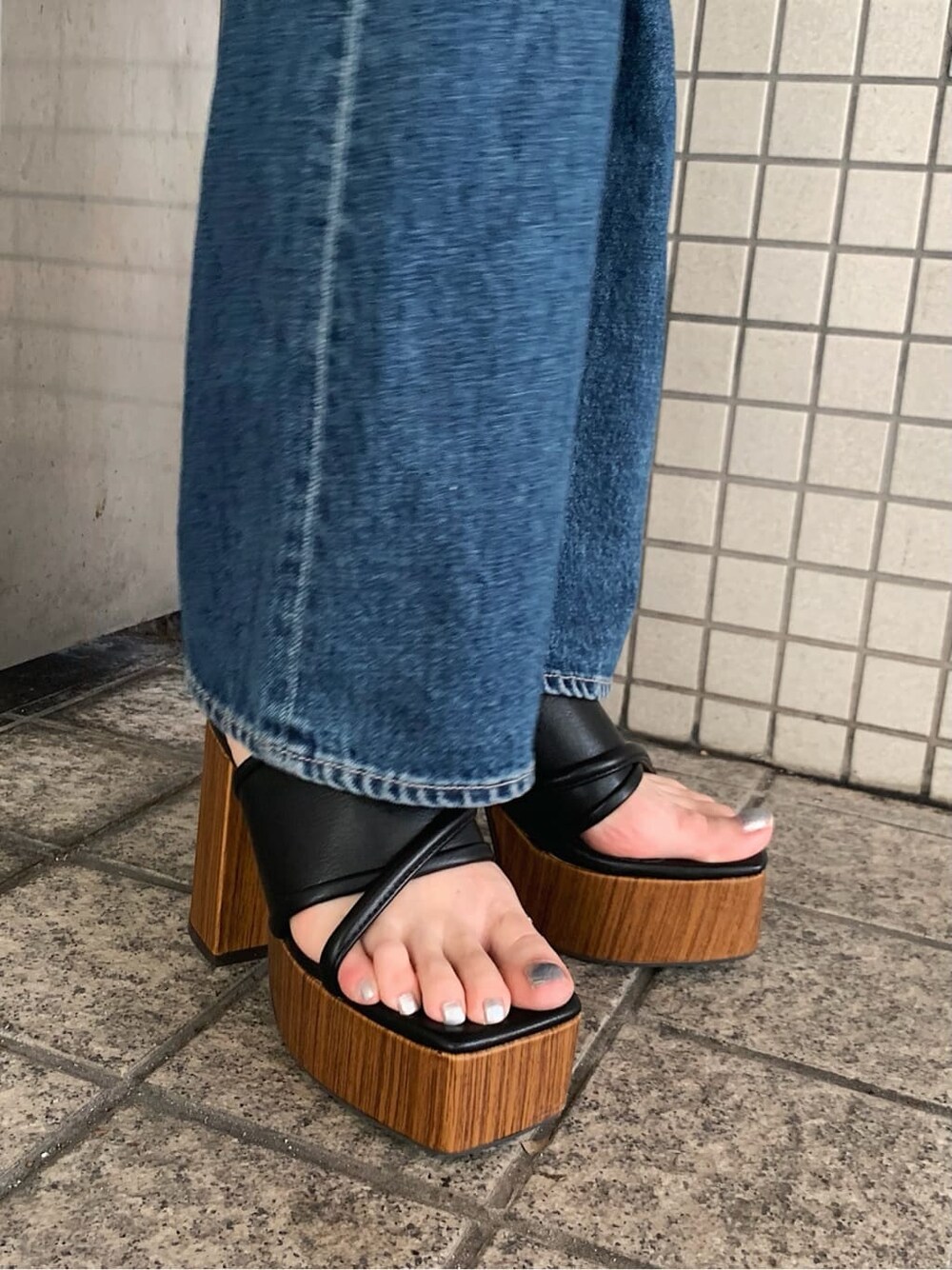 ブルー系のデニムパンツ、ブラック系のサンダル、ブラック系のベルトを着用したレディースの夏コーディネートの10枚目の写真