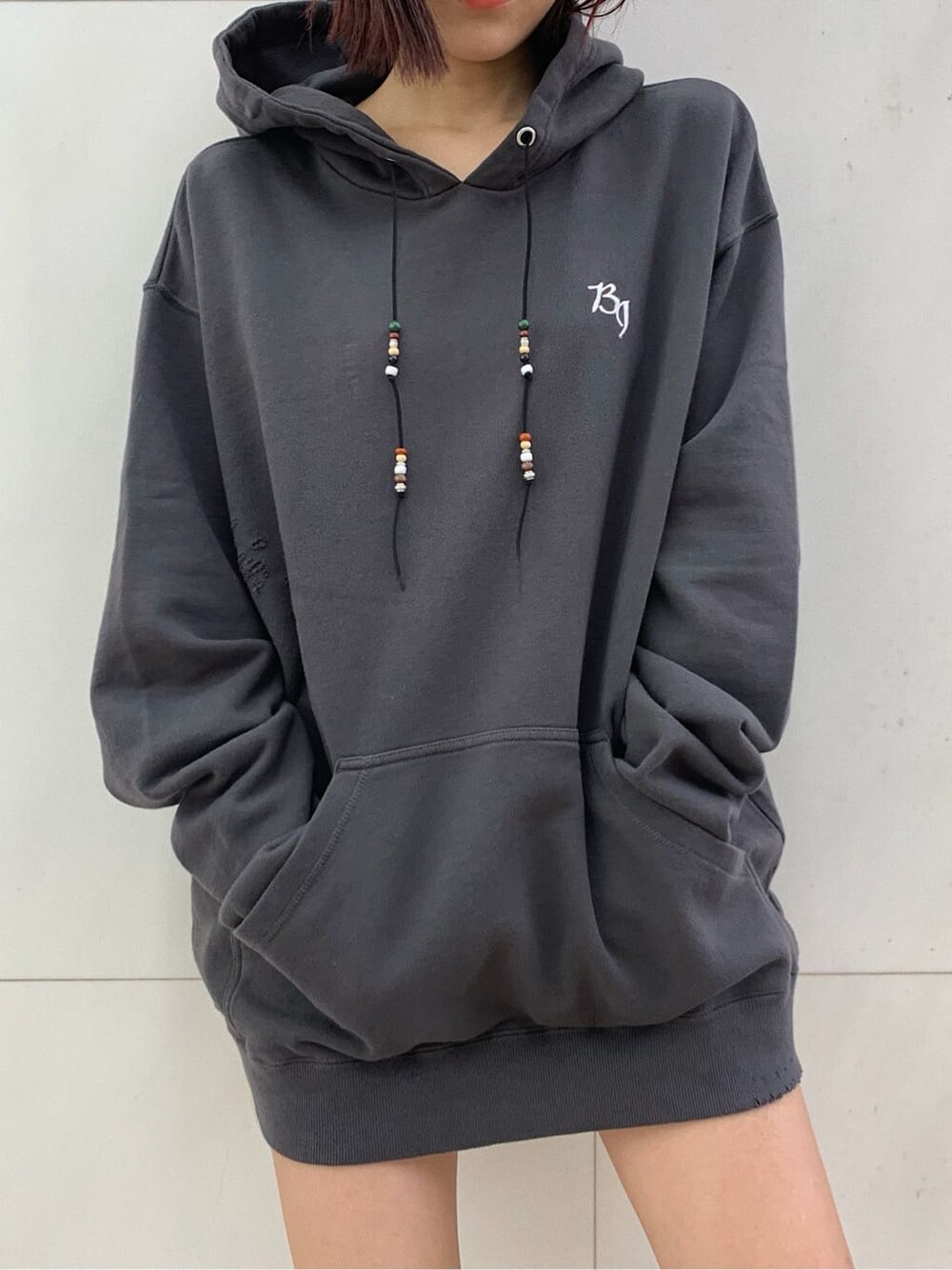 ブラック系のハンドバッグ、ブラック系のその他パンツ、グレー系のパーカーを着用したレディースの秋コーディネートの5枚目の写真