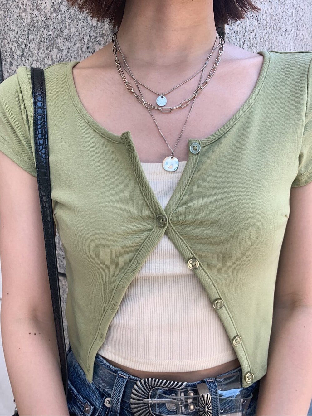 グリーン系のTシャツ/カットソー、ブルー系のデニムパンツ、ブラック系のサンダルを着用したレディースの夏コーディネートの4枚目の写真