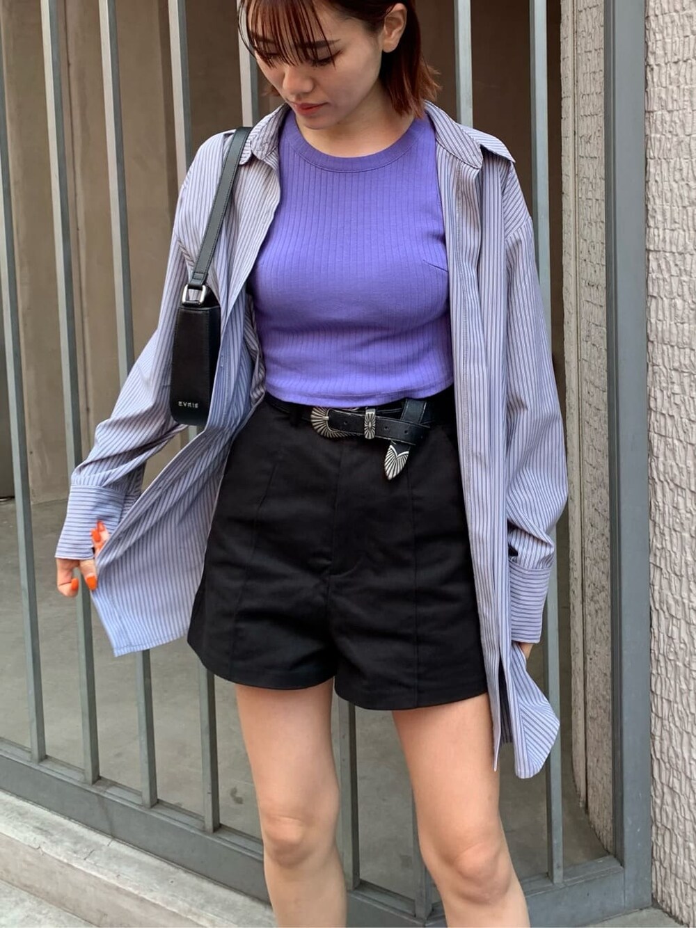 ブラック系のその他パンツ、ブラック系のワンピース、ブラック系のショルダーバッグを着用したレディースの夏コーディネートの3枚目の写真