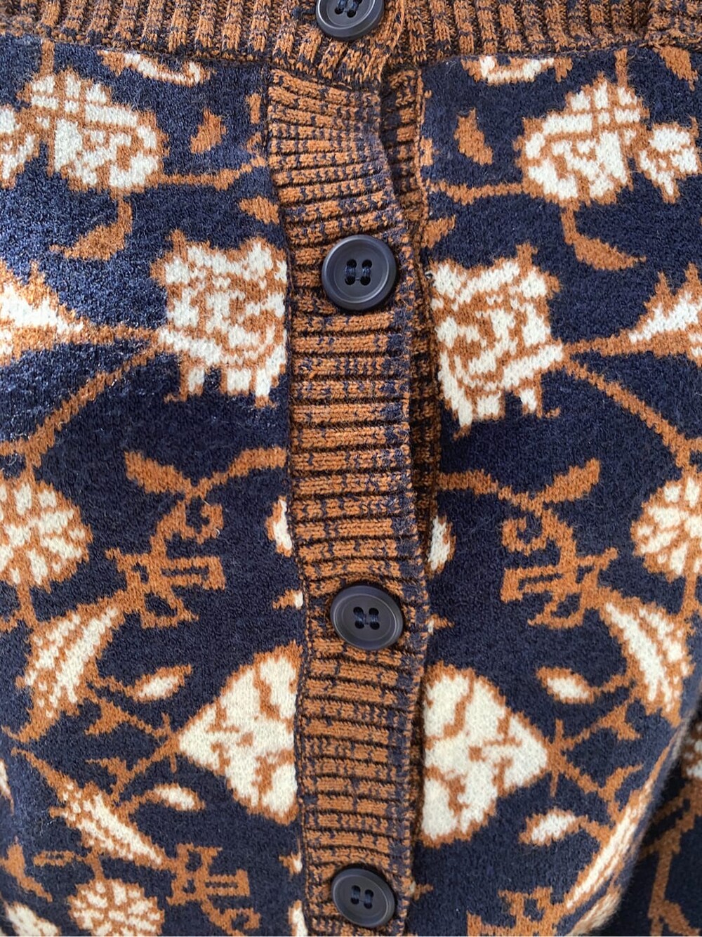 ブラック系のデニムパンツ、ブラック系のショルダーバッグ、ブラック系のブーツを着用したレディースの秋コーディネートの5枚目の写真