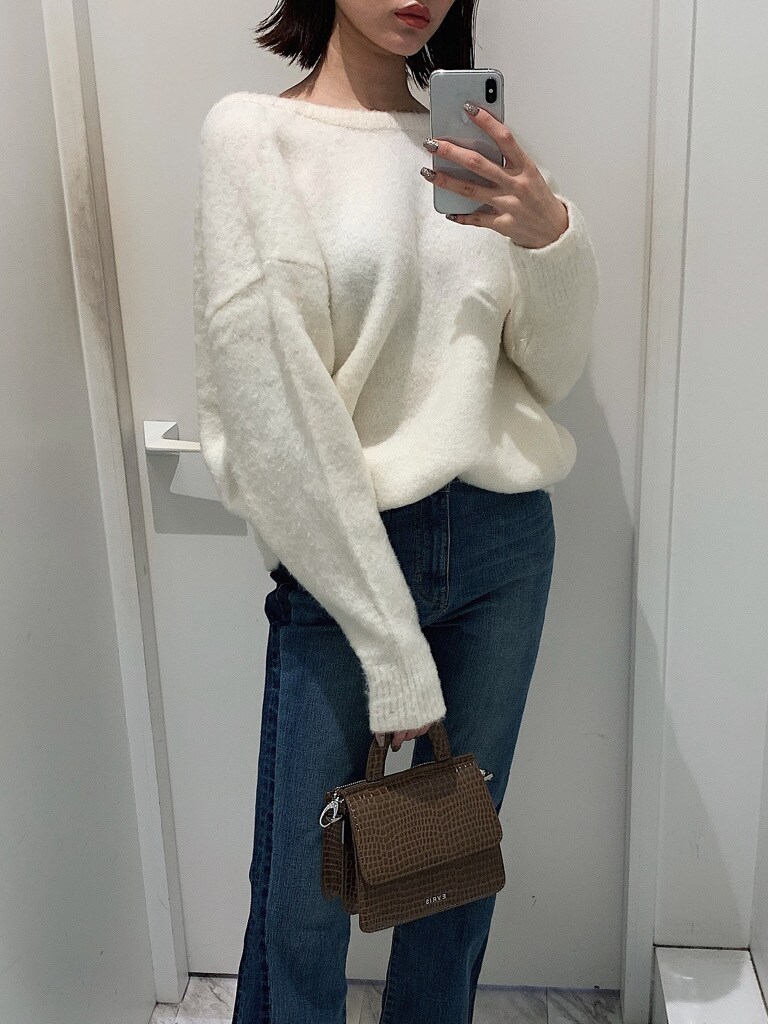 ホワイト系のニット/セーターを着用したレディースの秋コーディネートの2枚目の写真