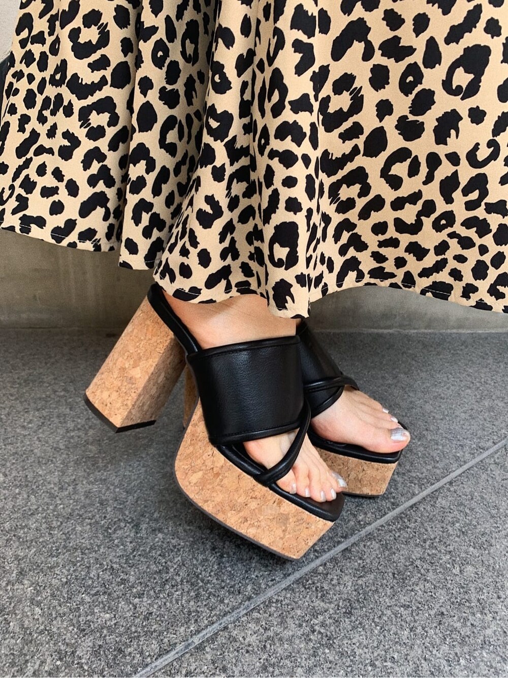 ブラック系のニット/セーター、ホワイト系のショルダーバッグ、その他のスカートを着用したレディースの春コーディネートの8枚目の写真