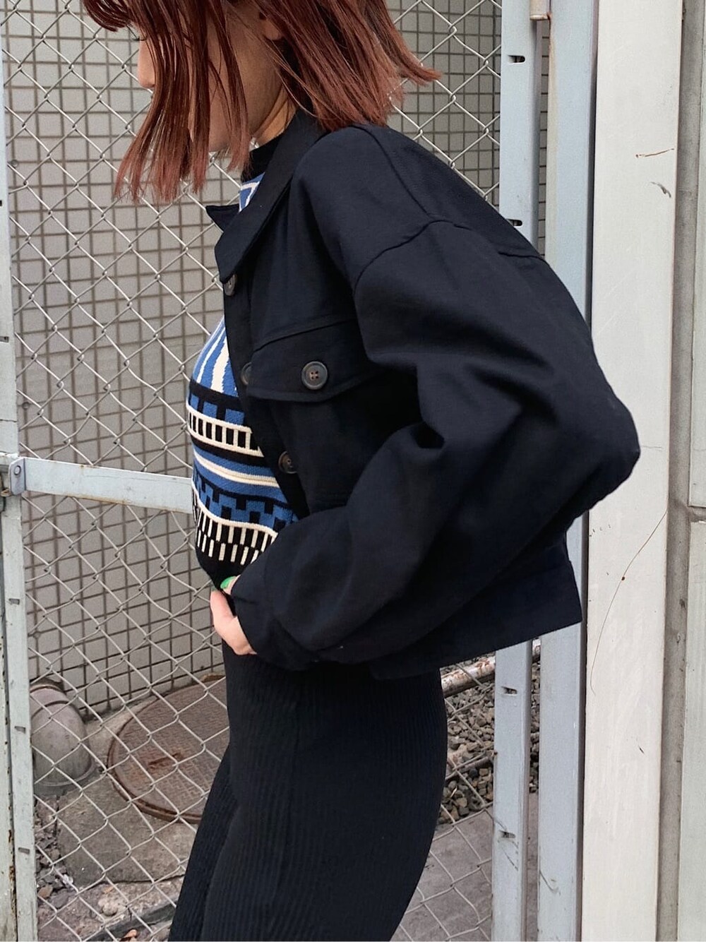 ブラック系のその他パンツ、ブラック系のブーツ、ブルー系のニット/セーターを着用したレディースの春コーディネートの4枚目の写真