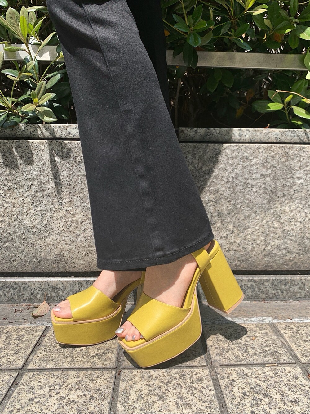 ホワイト系のシャツ/ブラウス、イエロー系のサンダル、ブラック系のショルダーバッグを着用したレディースの春コーディネートの8枚目の写真