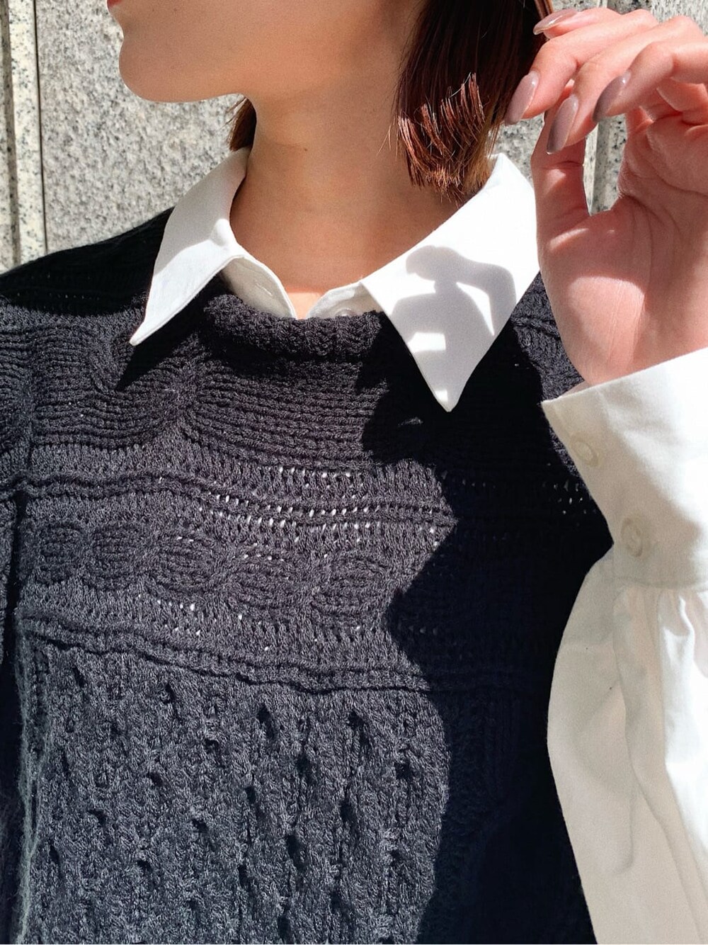 その他のショルダーバッグ、ホワイト系のシャツ/ブラウス、ブラック系のニット/セーターを着用したレディースの秋コーディネートの5枚目の写真