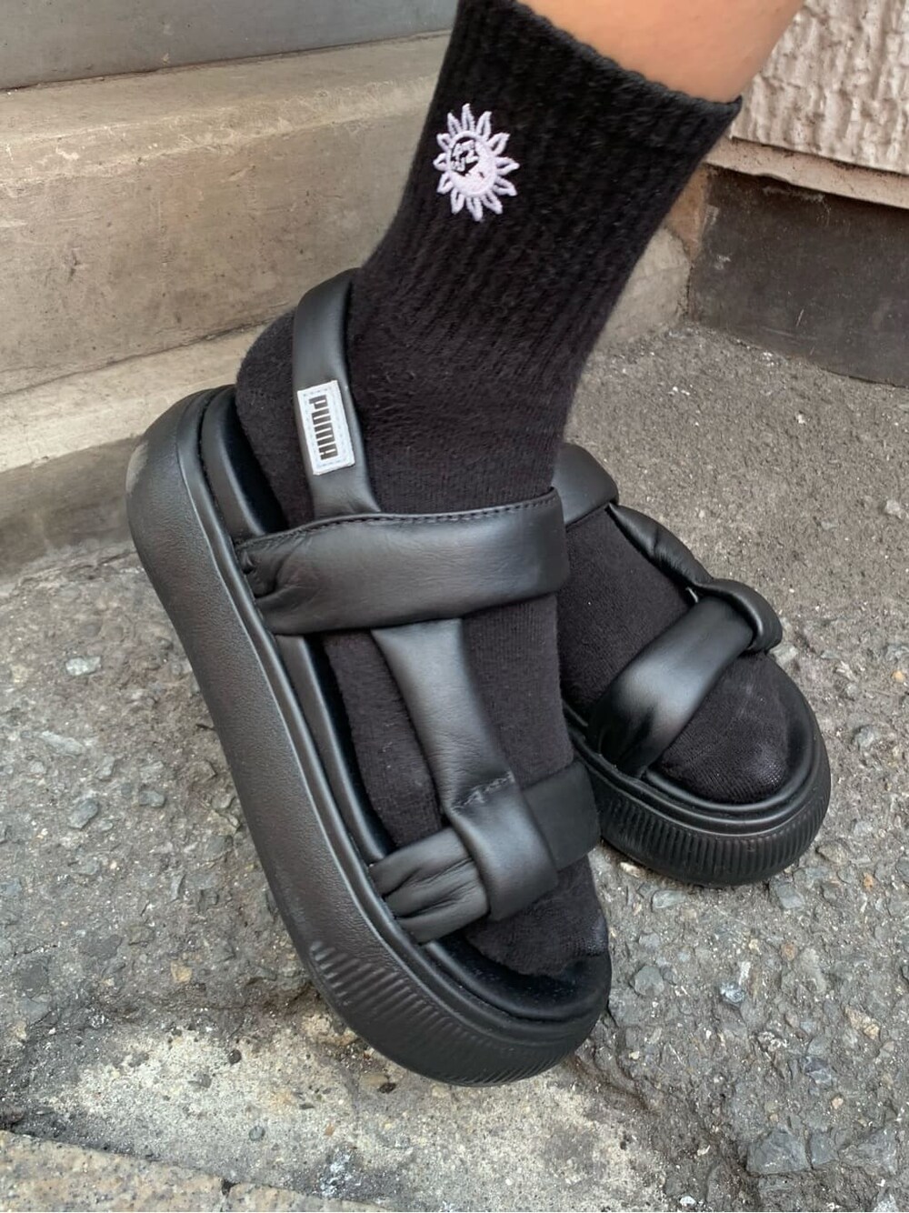 ブラック系のその他パンツ、ブラック系のワンピース、ブラック系のショルダーバッグを着用したレディースの夏コーディネートの7枚目の写真