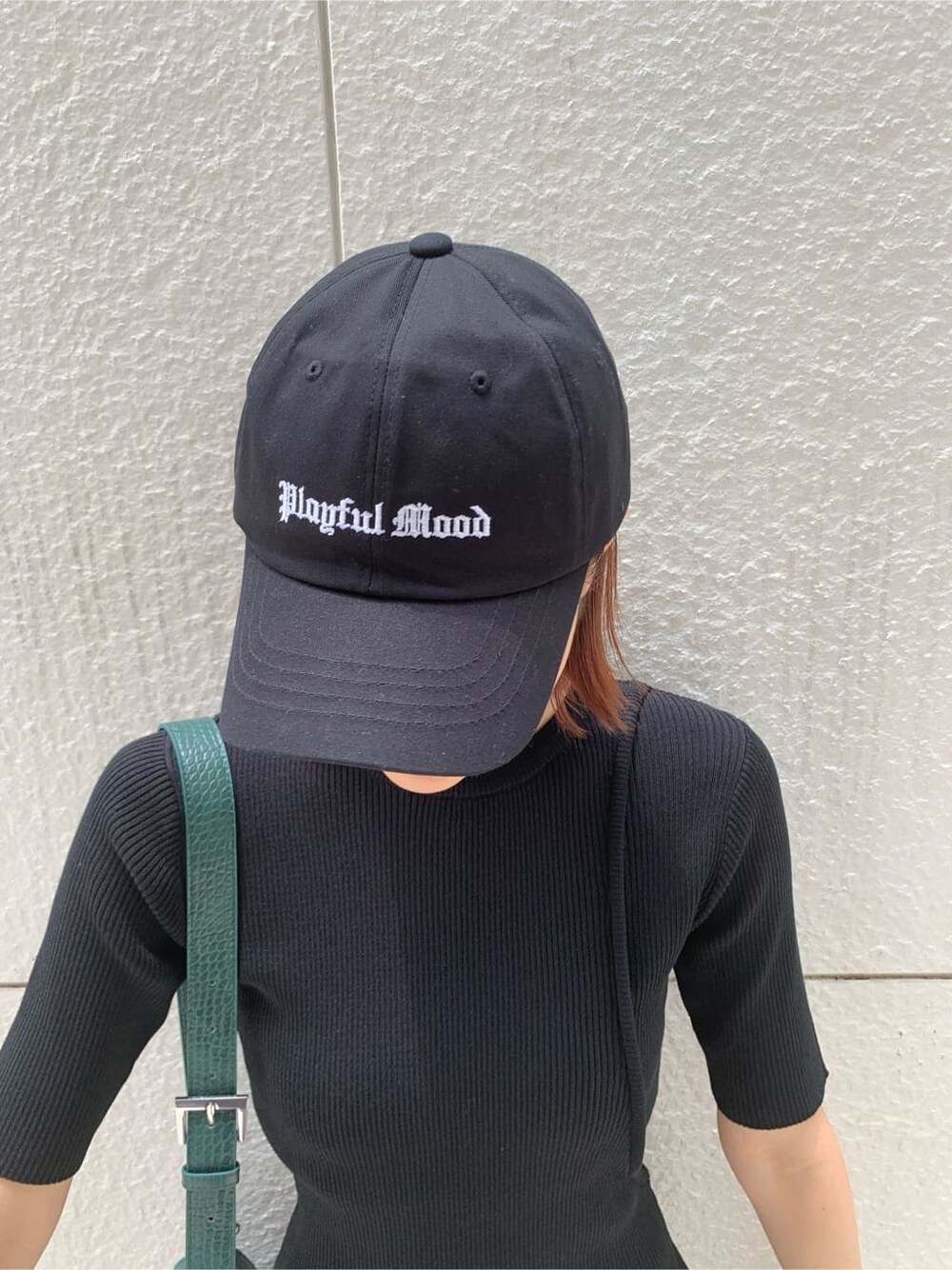 ブラック系のワンピース、ブラック系のブーツ、グリーン系のショルダーバッグを着用したレディースの夏コーディネートの8枚目の写真