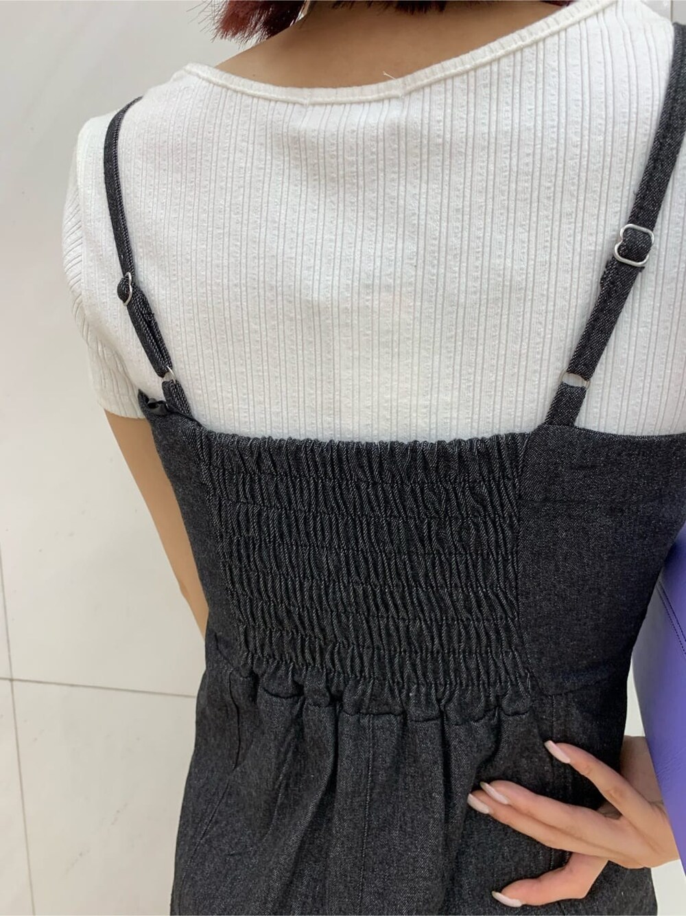 ホワイト系のTシャツ/カットソー、ブラック系のワンピース、パープル系のショルダーバッグを着用したレディースの夏コーディネートの6枚目の写真