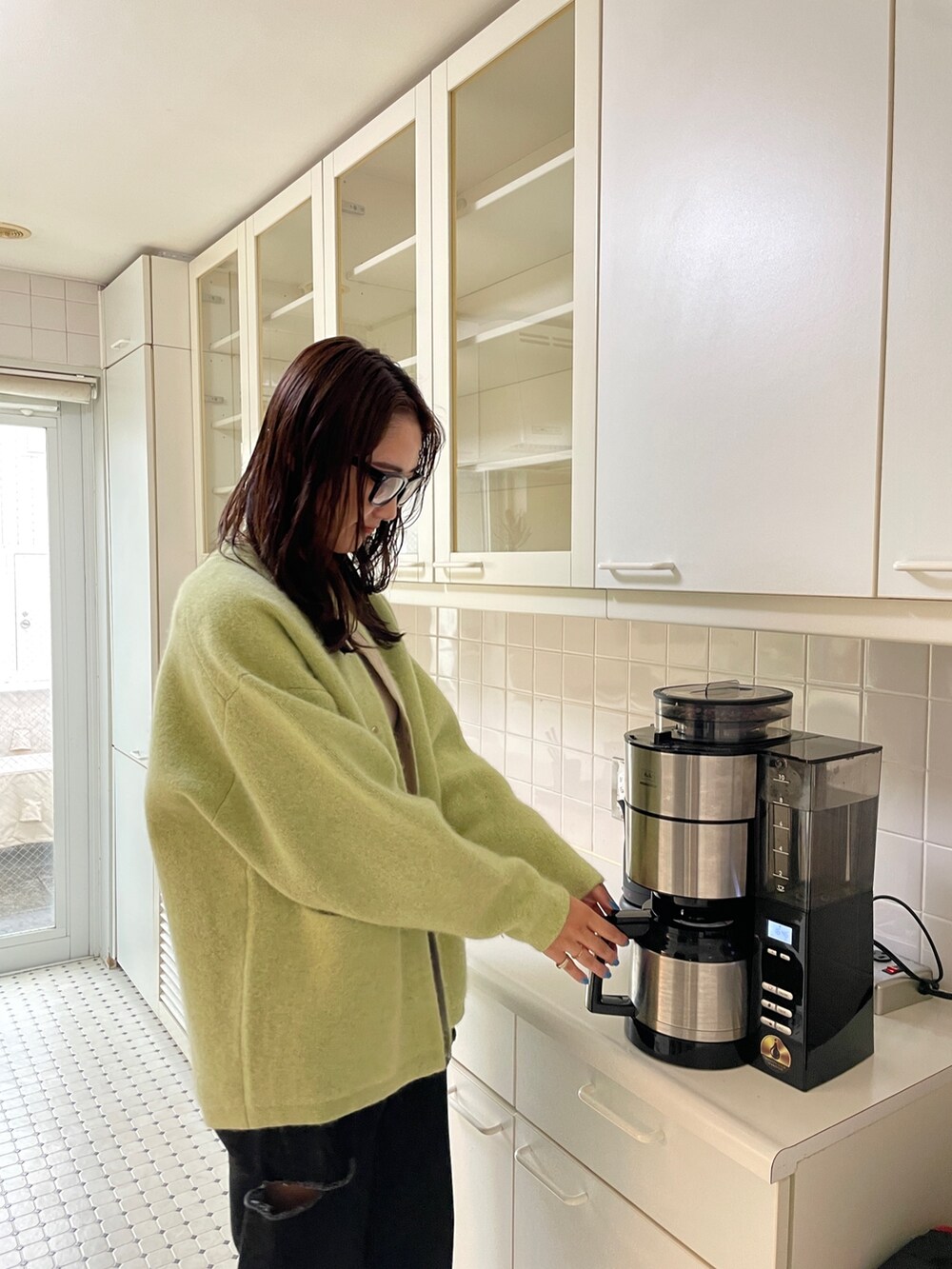 ブラック系のデニムパンツ、ブルー系のサンダル、グリーン系のカーディガン/ボレロを着用したレディースの夏コーディネートの7枚目の写真