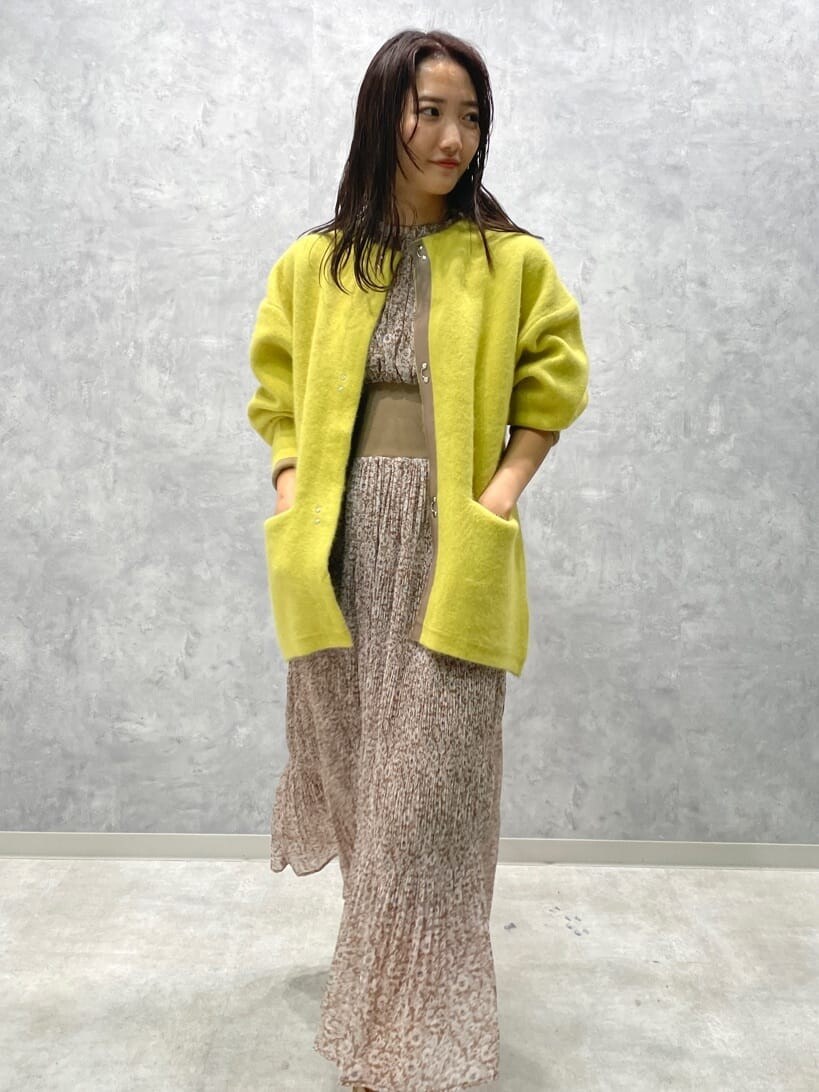 ベージュ系のワンピース、ベージュ系のブーツ、イエロー系のカーディガン/ボレロを着用したレディースの秋コーディネートの3枚目の写真