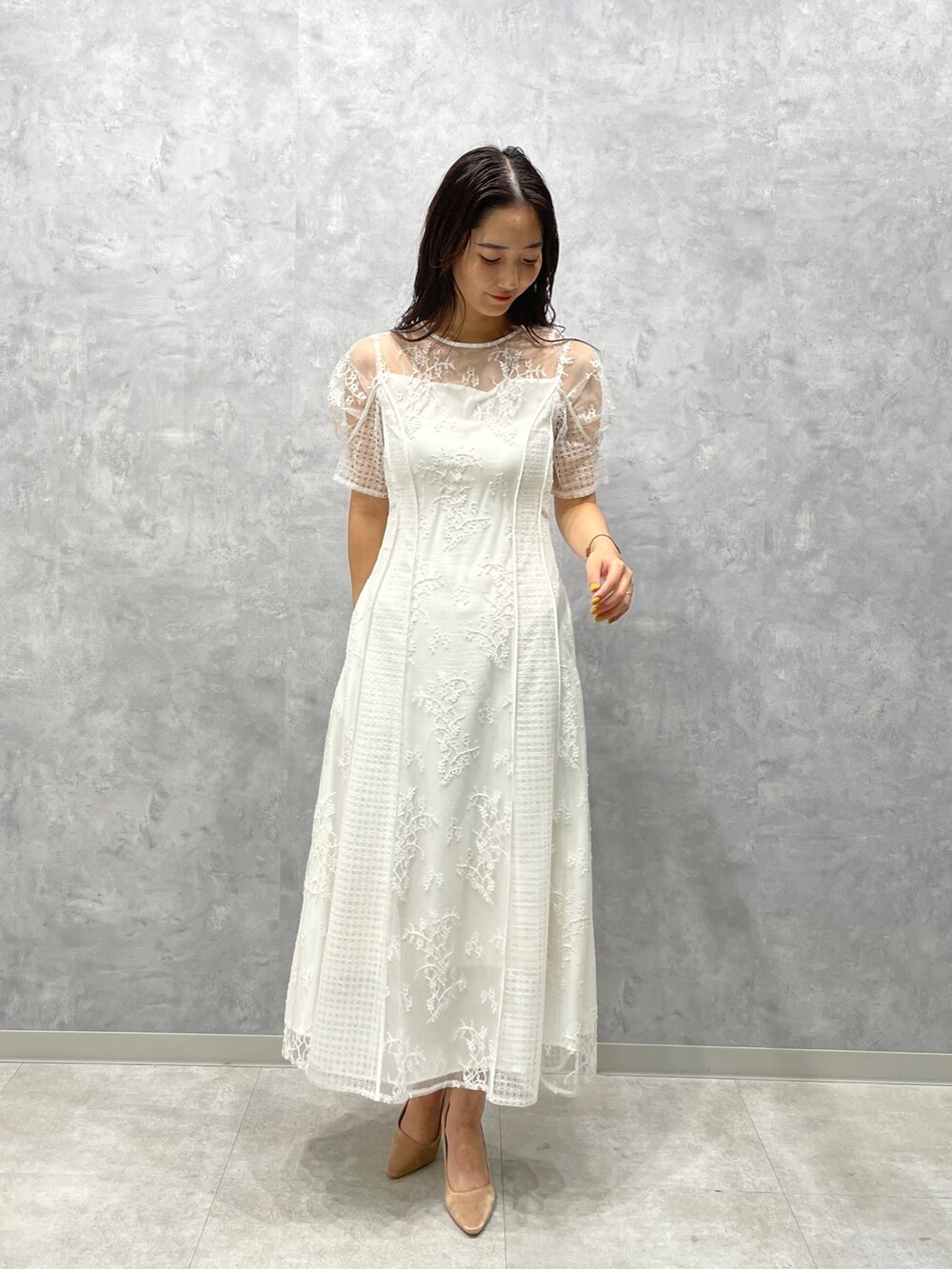 ベージュ系のその他アウター、ゴールド系のパンプス、ホワイト系のドレスを着用したレディースの冬コーディネートの4枚目の写真