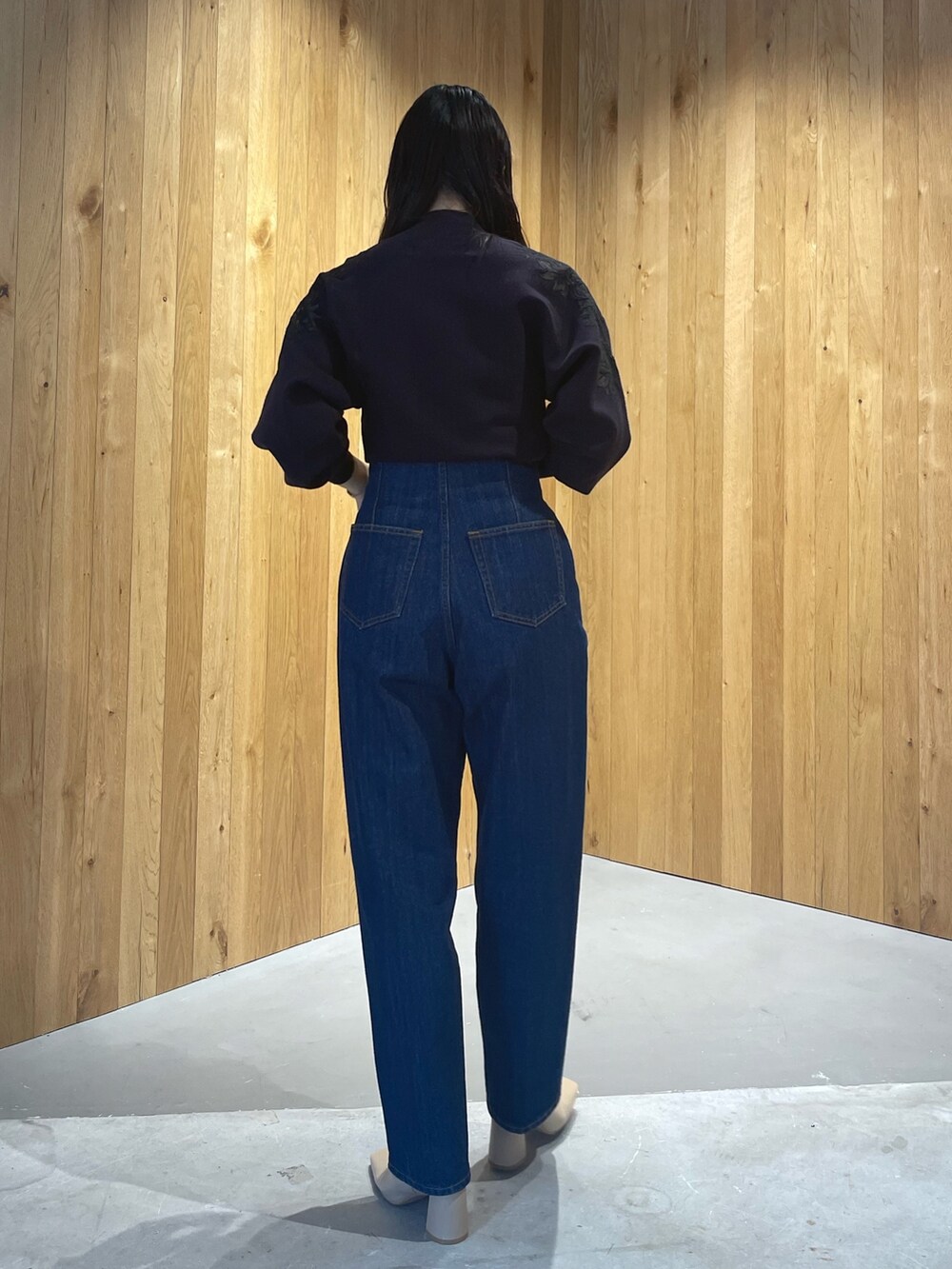 ベージュ系のブーツ、グレー系のニット/セーター、ブルー系のデニムパンツを着用したレディースの秋コーディネートの6枚目の写真