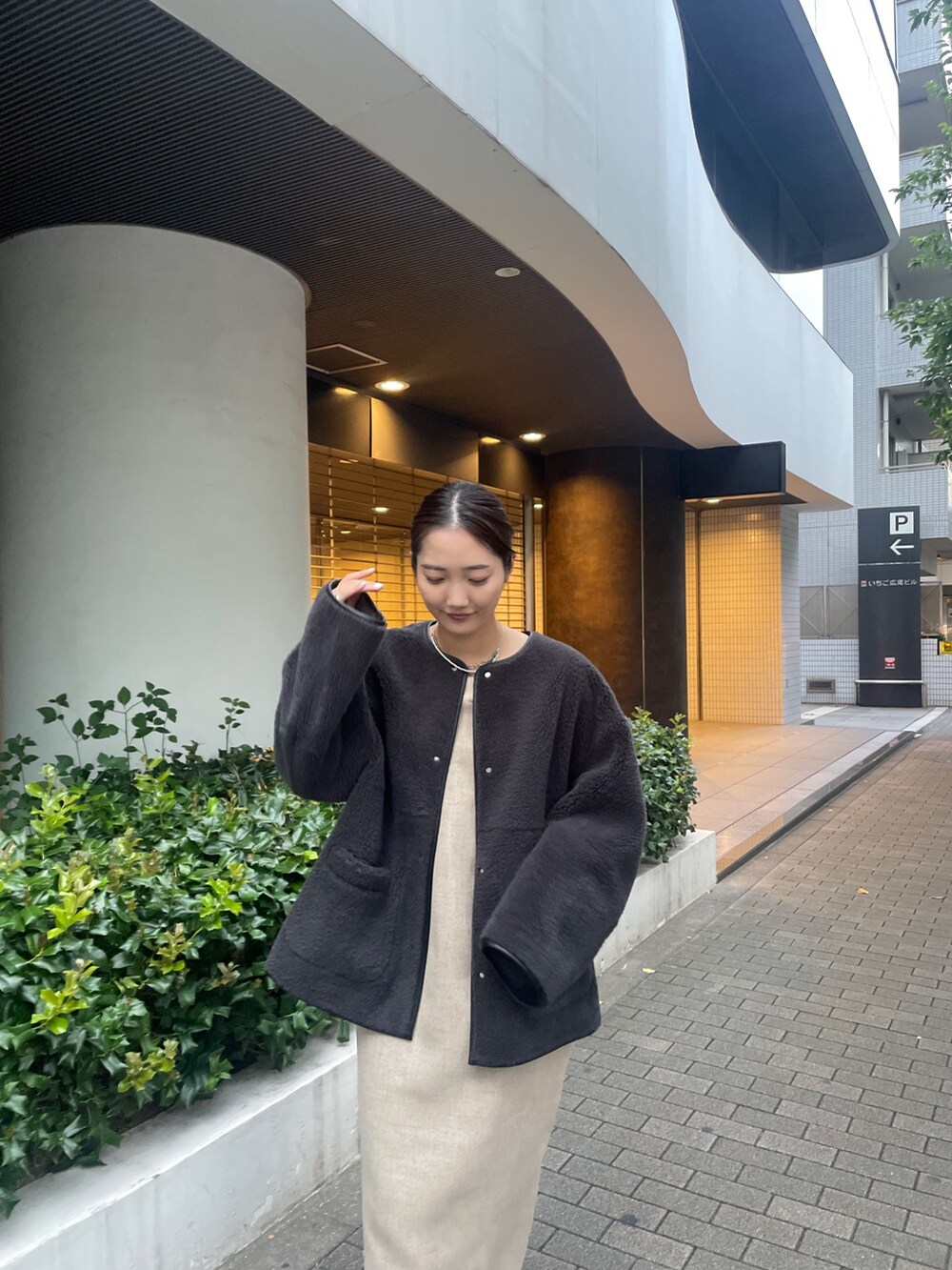 ベージュ系のワンピース、ブラック系のローファー、グレー系のブルゾンを着用したレディースの夏コーディネートの8枚目の写真